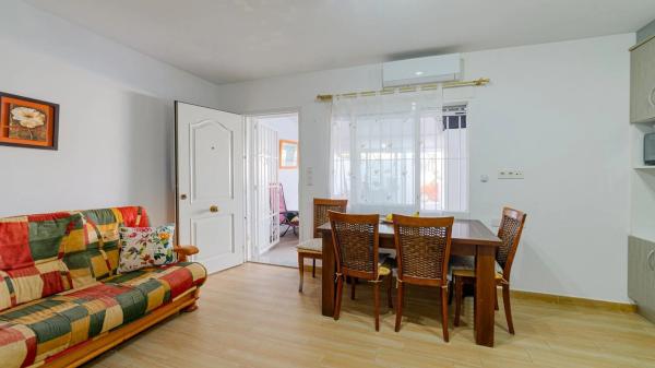 Chalet adosado en calle de las Azucenas, 725