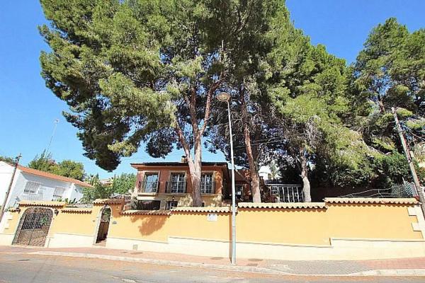 Casa independiente en calle Campoamor