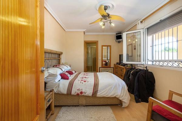 Casa independiente en calle Raúl Ferrnandez Giménez