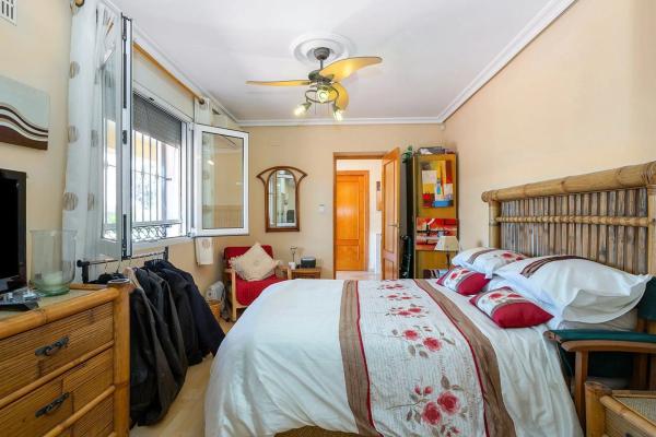 Casa independiente en calle Raúl Ferrnandez Giménez