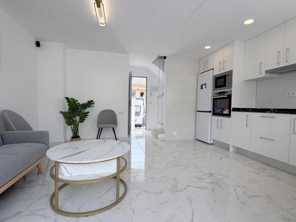 Chalet adosado en calle Salvador Dalí, 102