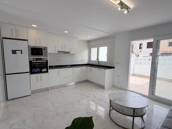 Chalet adosado en calle Salvador Dalí, 102