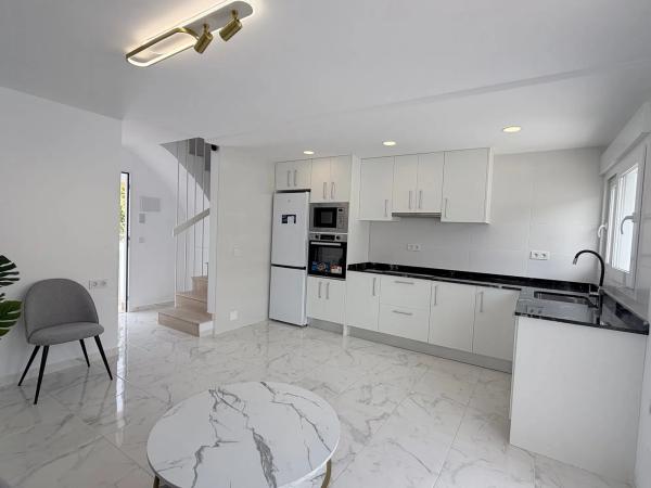 Chalet adosado en calle Salvador Dalí, 102