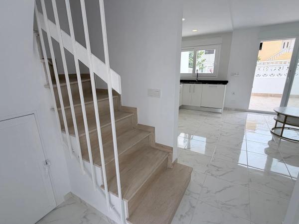 Chalet adosado en calle Salvador Dalí, 102