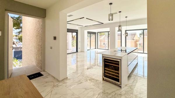 Casa independiente en avenida Angel Garcia Rogel