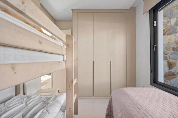 Chalet pareado en calle Humedal, 2