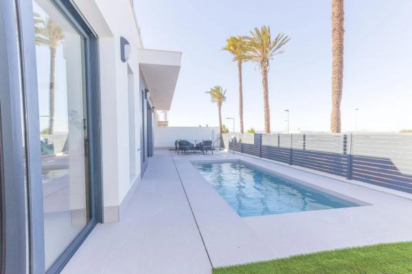 Casa independiente en avenida Asociación Victimas del Terrorismo