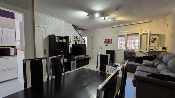 Chalet pareado en calle Talía