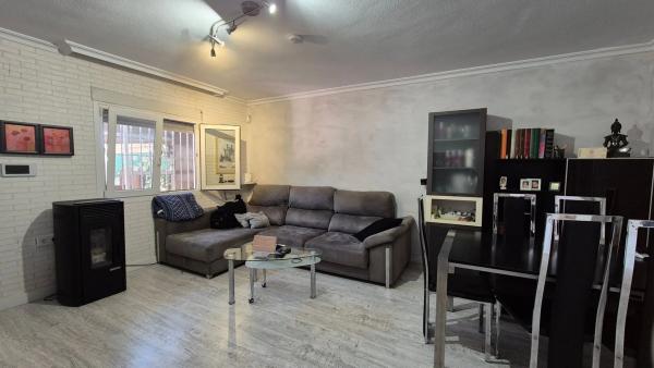 Chalet pareado en calle Talía