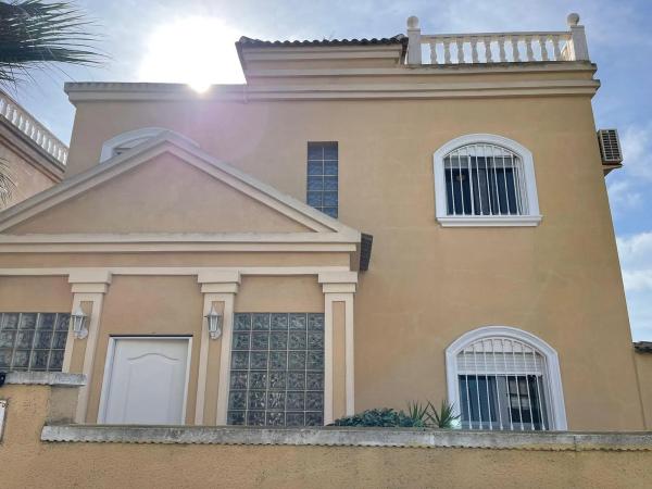 Casa independiente en calle Alborán