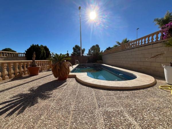 Casa independiente en calle Onil