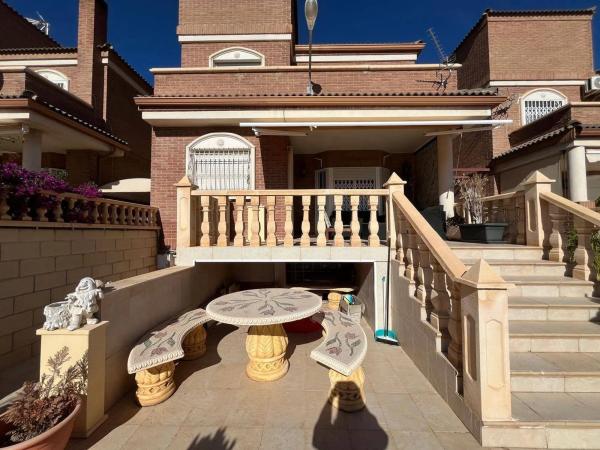 Casa independiente en calle Onil