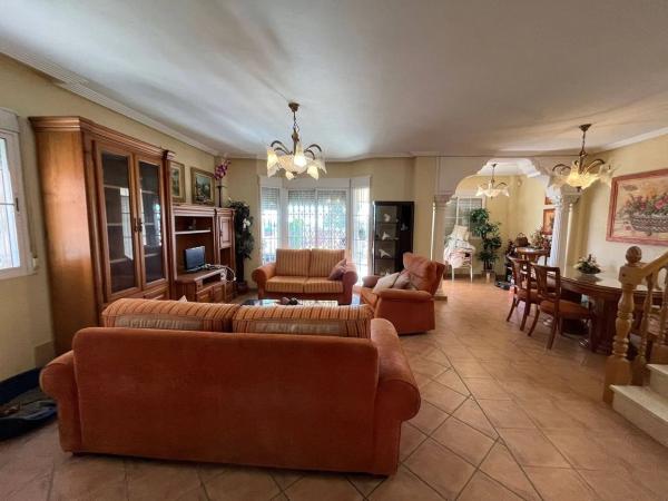 Casa independiente en calle Onil