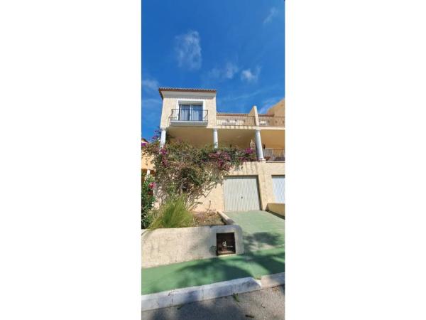 Chalet pareado en calle Bélgica