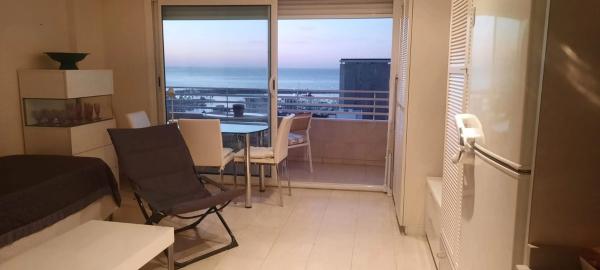 Estudio en calle Poeta Vila y Blanco