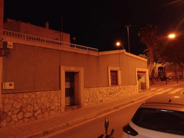 Chalet adosado en calle Ibi, 24