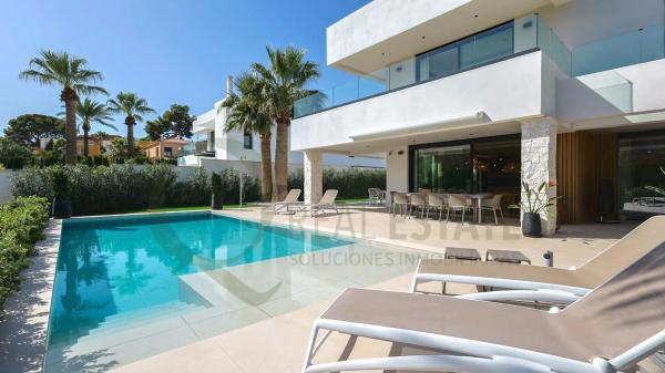 Casa independiente en calle de los Hermanos Álvarez Quintero