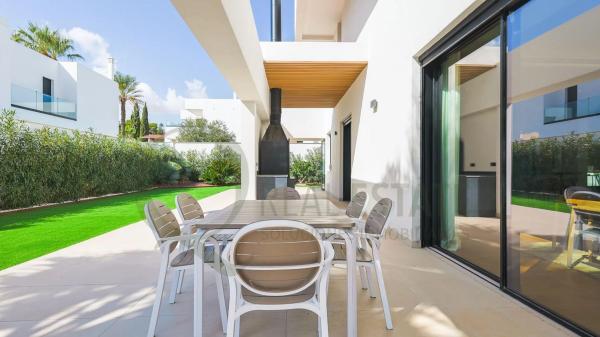 Casa independiente en calle de los Hermanos Álvarez Quintero