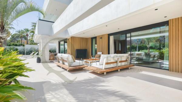 Casa independiente en calle de los Hermanos Álvarez Quintero