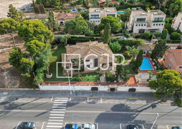 Casa independiente en avenida Albufereta, 36