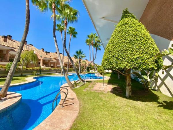 Chalet adosado en calle Océano, 22