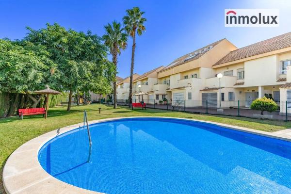 Chalet adosado en avenida del Locutor Vicente Hipólito