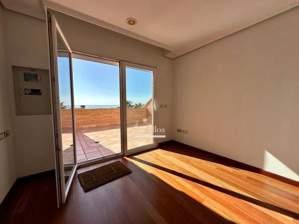 Chalet adosado en calle Océano