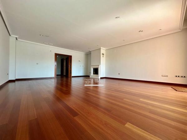 Chalet adosado en calle Océano