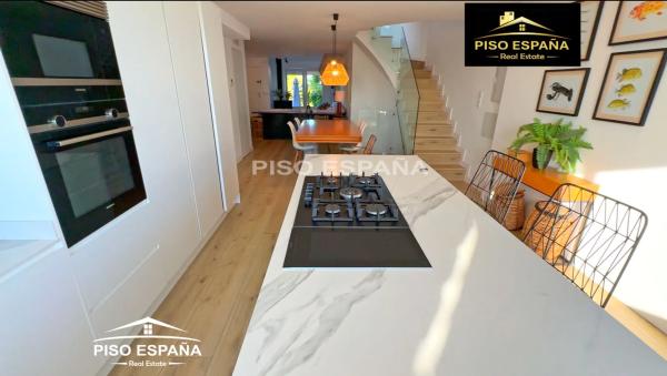 Chalet adosado en CL Morena, De La