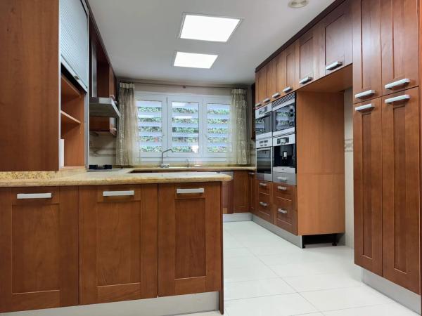 Chalet adosado en calle Océano, 30