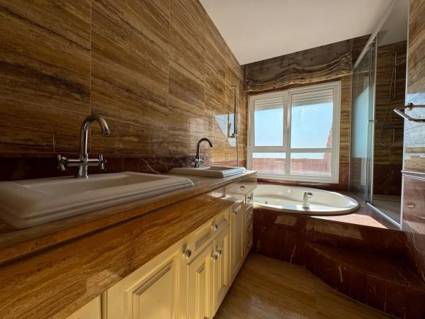 Chalet adosado en calle Océano, 30