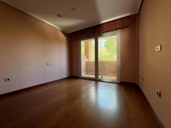 Chalet adosado en calle Océano, 30