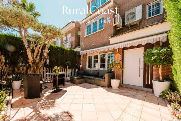 Chalet adosado en calle del Olimpo