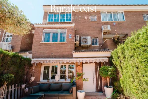 Chalet adosado en calle del Olimpo