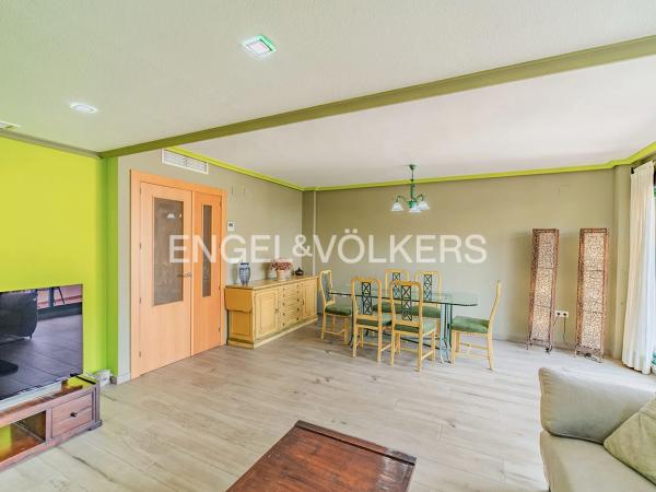 Chalet pareado en calle Enric Valor, 12