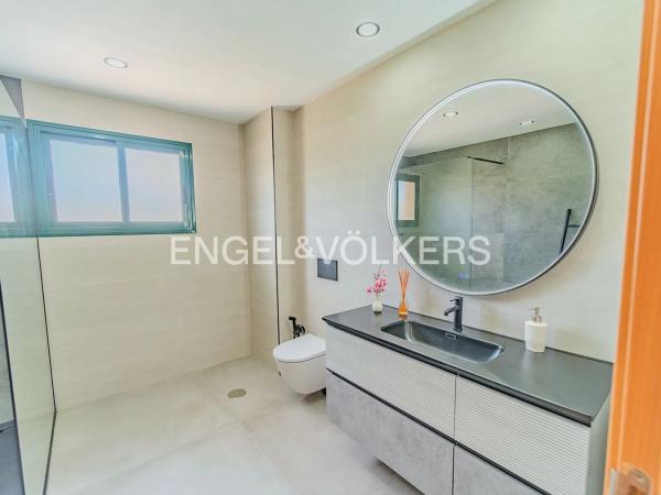 Chalet pareado en calle Enric Valor, 12