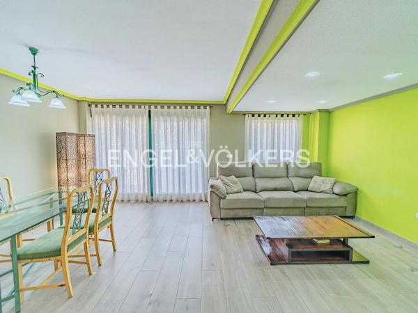 Chalet pareado en calle Enric Valor, 12