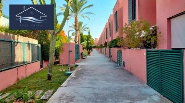 Chalet adosado en calle Juana Francés