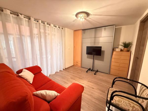 Chalet pareado en calle Juana Francés, 2