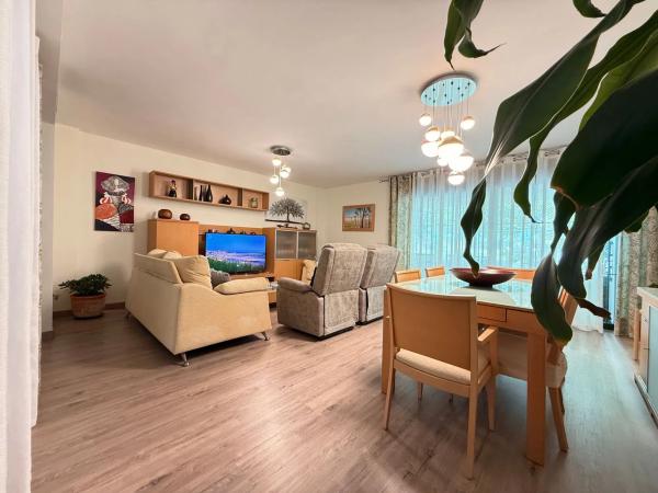 Chalet pareado en calle Juana Francés, 2