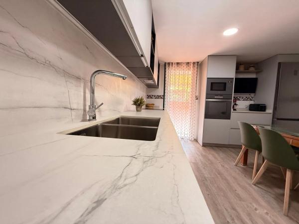 Chalet pareado en calle Juana Francés, 2