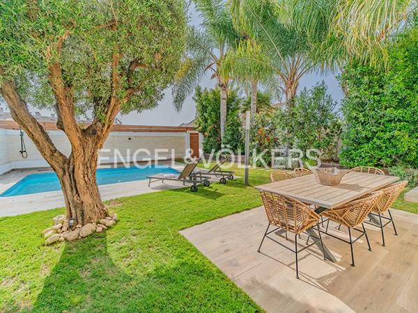 Chalet pareado en calle Conrado Albadalejo, 43