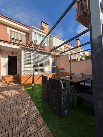 Chalet adosado en avenida Novelda