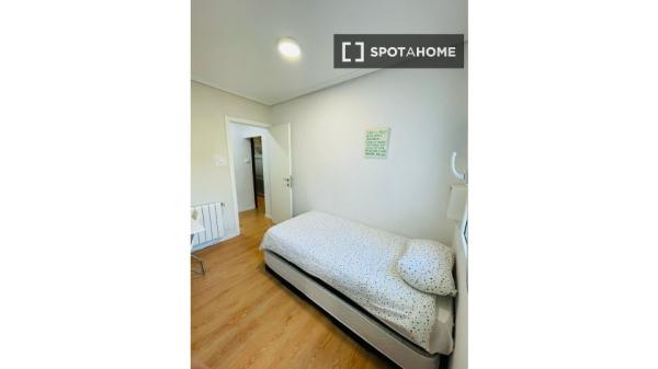 Room in shared apartment, Santander