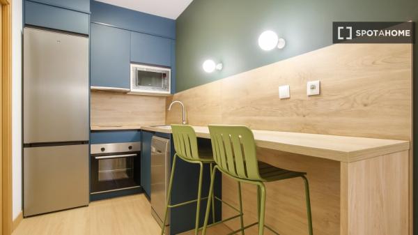 Zimmer in 9-Zimmer-Wohnung in Puerta del Ángel, Madrid