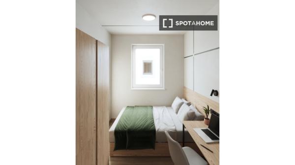 Zimmer in 9-Zimmer-Wohnung in Puerta del Ángel, Madrid