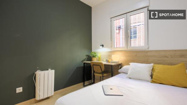 Zimmer in 9-Zimmer-Wohnung in Puerta del Ángel, Madrid