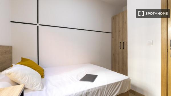 Zimmer in 9-Zimmer-Wohnung in Puerta del Ángel, Madrid