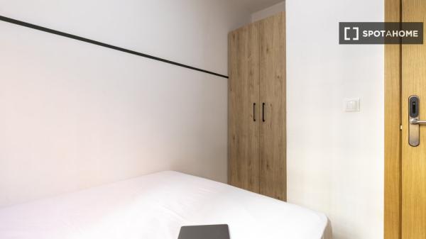 Zimmer in 9-Zimmer-Wohnung in Puerta del Ángel, Madrid