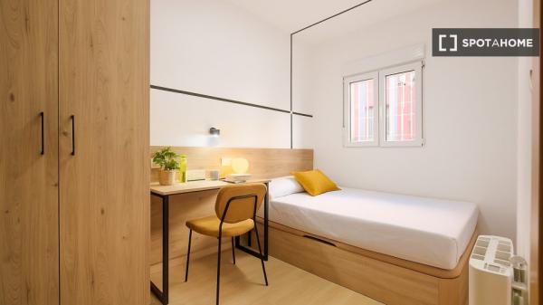 Zimmer in 9-Zimmer-Wohnung in Puerta del Ángel, Madrid